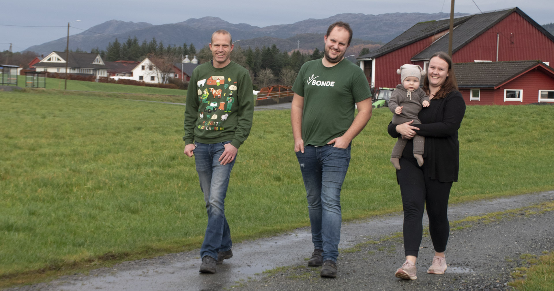 Gjensidig nytte: For Paul Ove (t.v.) har det første året som mentor gitt meirsmak. – Om mine erfaringar kan gjere ein forskjell for Stian og Marita – og Sander (10 mnd.), så er eg glad for det, seier han.