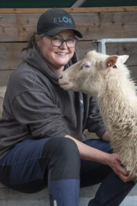 Varskuar: Kristina Jordalen ønskjer ikkje å føra med seg lus frå ein buskap til andre. Foto: Liv Kristin Sola