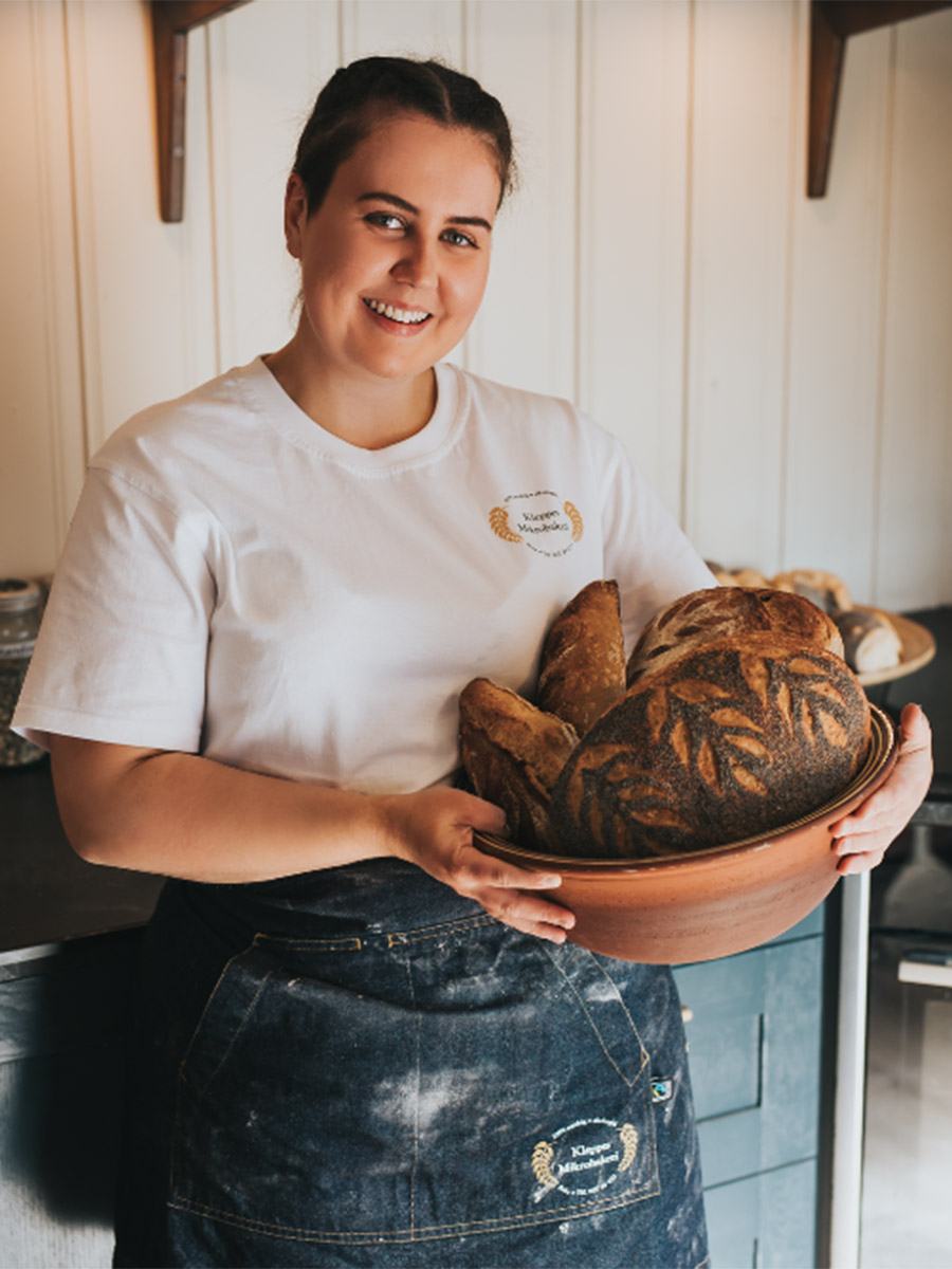 Gründeren: Kristine var langt ned i fjor vår, og bestemde seg for å starte på nytt. Og med god hjelp frå mannen Endre, brukte ho sparepengane sine på å bygge mikrobakeri i fjøset heime på garden. Det vart starten på noko ho aldri kunne drøymt om.<br />
Foto: Stine Haugland.