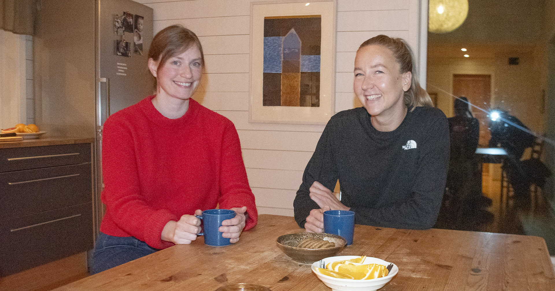 Motivert til å fortsette: Første året som fruktbonde har gått bra for Guro Kvalnes (t.v.), som no er motivert for å ta på ein ny sesong. Ikkje minst fordi ho har hatt god støtte av mentor Kari Lutro gjennom alle fasane i eple-året.