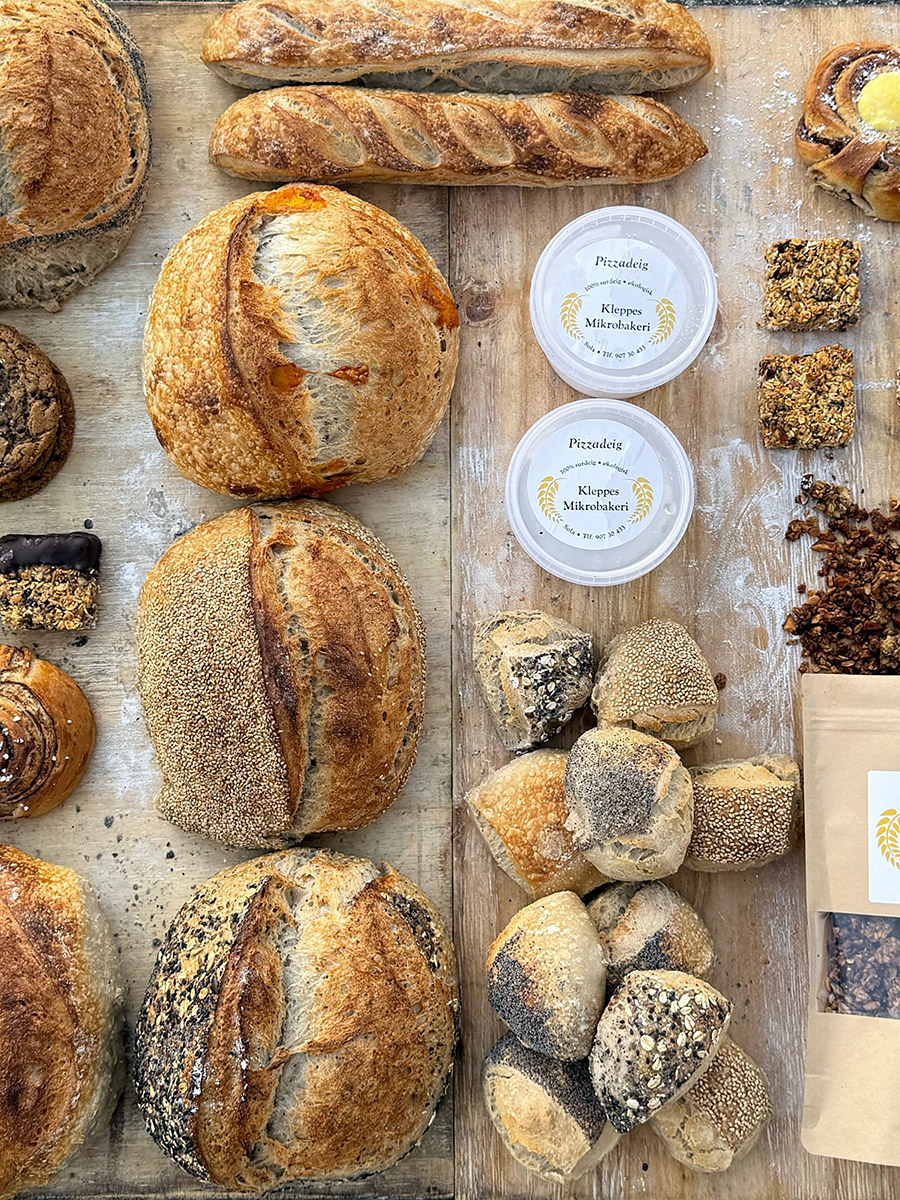 Alt med surdeig: Utvalet av brød og bakst blir stadig større. Alt er bakt med surdeig, og alt er økologisk. Foto: Kleppes Mikrobakeri.