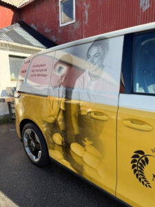 Eit steg vidare: Nyleg vart ein draum oppfylt for Kristine og Kamilla, då dei kunne hente heim ei solstråle av ein firmabil. Foto: Kleppes Mikrobakeri