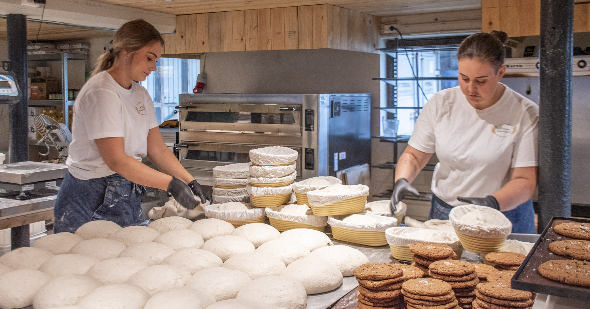Kreativ bakst: Når Kamilla (t.v.) og Kristine står ved bakebordet får tankane flyte fritt om nye prosjekt og idear for å utvikle bedrifta.