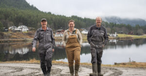 Med nye auge: Petra Marie og Sigmund (t.h.) er nøgde med å ha ein utanfor slekta til å rådføre seg med. Dei kallar mentorordninga eit lågterskeltilbod somdei langt på veg kan forme slik dei vil, i lag med mentor Egil.