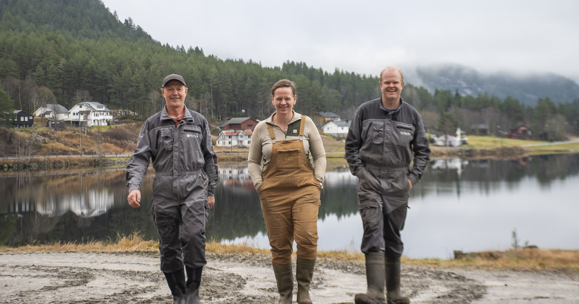 Med nye auge: Petra Marie og Sigmund (t.h.) er nøgde med å ha ein utanfor slekta til å rådføre seg med. Dei kallar mentorordninga eit lågterskeltilbod somdei langt på veg kan forme slik dei vil, i lag med mentor Egil.