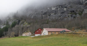 Tradisjonsbygg: Petra Marie og Sigmund har brukt fleire år på å restaurere bustadhuset og bygge nytt fjøs. Det krev ein viss respekt for byggeskikk og tradisjon.