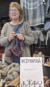 Merka i ull: Liv Anne Bergo og familien hadde «mønsterslepp» av eit oppskriftshefte på genserar med bumerke frå Eksingedalen, strikka med garn frå garden Bergo.