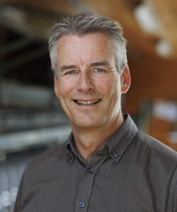 Meir for ulla: – Bonden får for lite betalt for ulla si, seier Øyvind Myhr, dagleg leiar i Hillesvåg Ullvarefabrikk. Han meiner landbrukspolitikken må ta skulda for nedgang i sauetalet og ullproduksjonen. Foto: Øyvind Ganesh Eknes.