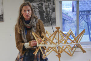 Ikkje rar: Vigdis Valde har i ei årrekke lært unge og gamle kunsten å spinne, og kunnskapen blir berre meir ettertrakta.