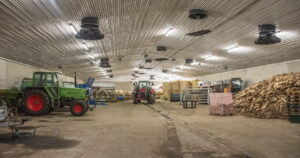 God plass: Siste innsett av kylling vart slakta i 2022. I dag fungerer det 1200 kvadratmeter store bygget som lager og maskinhus, og tallefjøs til ammekyr.