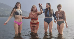 Ull til alt: Synnøve Balabanian (t.v} har laga ullbadedrakter av reste materiale frå tekstilindustrien. Under Ullveka fekk ho med seg Ingun Grimstad Klepp, Ann Kristin Vedå og Kristine Akselberg på eit oktoberfriskt bad i Vangsvatnet.