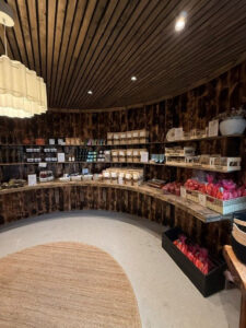 Gardsutsal i siloen: 16. oktober, på Verdas brøddag, inviterte Kristine og Kamilla til nyopning av Rege Gardsutsal, som er utvida inn i siloen. Foto: Kleppes Mikrobakeri