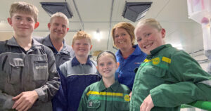 Eit familieprosjekt: For Bjørn Ståle og Silje er det viktig å inkludere barna i alt dei gjer. Syskenflokken på fire er ein viktig ressurs. Foto: Privat