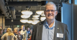 Nye oppgåver: Nils Bjørke har lang fartstid som bonde, organisasjonsmann og politikar. No er han styreleiar for Nasjonalt senter for fjellandbruk. – Bruk av utmarksressursane i fjellregionen blir ein målestav på om me vil ha eit landbruk basert på berekraft og auka beredskap. Får me til det, trur eg me styrkar landbruket òg i resten av landet, seier han.