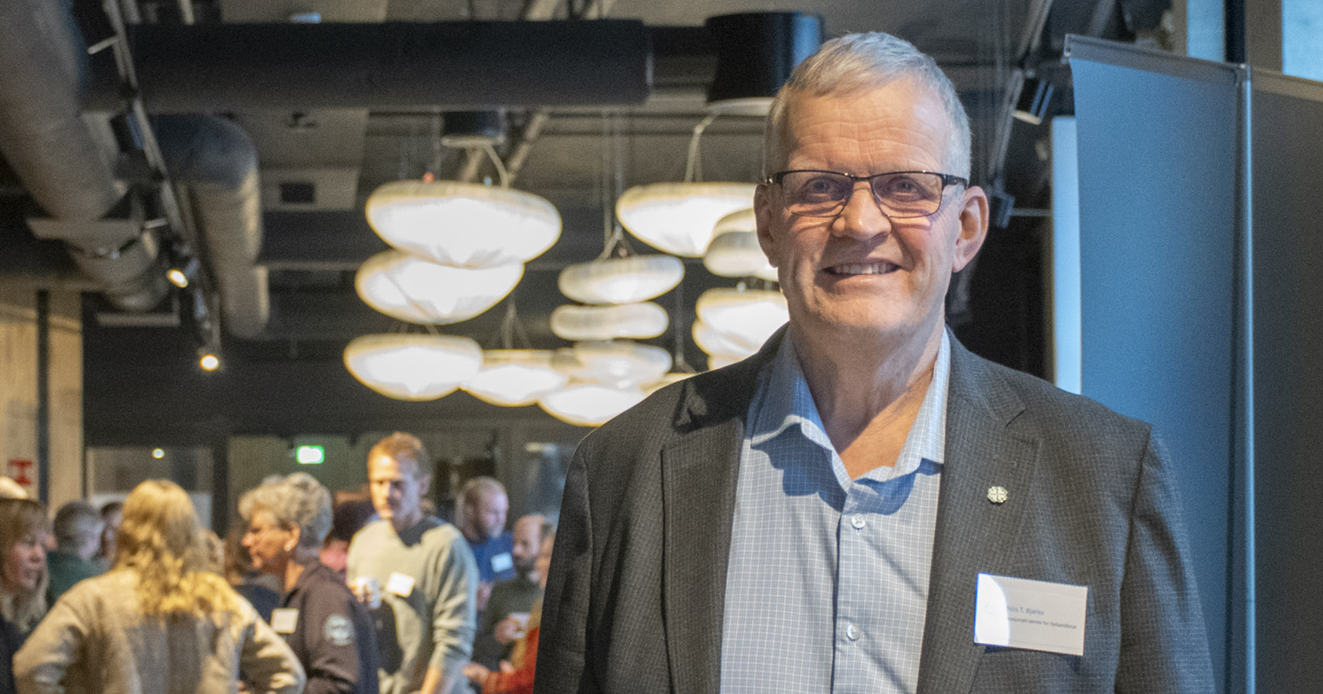 Nye oppgåver: Nils Bjørke har lang fartstid som bonde, organisasjonsmann og politikar. No er han styreleiar for Nasjonalt senter for fjellandbruk. – Bruk av utmarksressursane i fjellregionen blir ein målestav på om me vil ha eit landbruk basert på berekraft og auka beredskap. Får me til det, trur eg me styrkar landbruket òg i resten av landet, seier han.