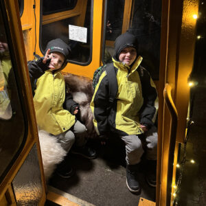 Lys i bygdemørket: Noah og Elias Kyllingstad sit lunt og lyst i Brøyt-førarhuset medan dei ventar på skulebussen. Båe foto: Benedicte Kyllingstad