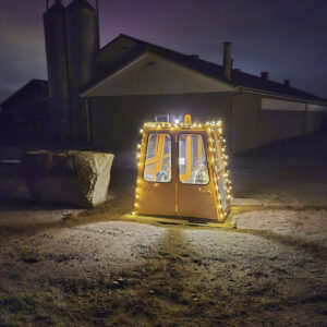 Lys i bygdemørket: Noah og Elias Kyllingstad sit lunt og lyst i Brøyt-førarhuset medan dei ventar på skulebussen. Båe foto: Benedicte Kyllingstad