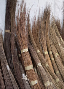 Pynt av pil: Greiner og kvistar frå piletreet er veleigna materiale til vakre dekorasjonar. På juletregarden er utvalet stort. Biletet til høgre syner buntar med pilegreiner.