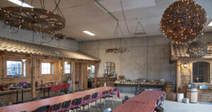 Påfyll: Det er ikkje vanskeleg å koma i julestemning for den som stikk innom hallen som ein gong var tenkt som potetlager. Her kan du få deg ein kopp med kaffi, delta på kurs eller handla julepynt og -tre. – Å sjå at folk kosar seg gir meg påfyll og energi, seier Marit Byberg.