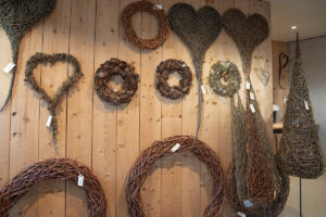 Pynt av pil: Greiner og kvistar frå piletreet er veleigna materiale til vakre dekorasjonar. På juletregarden er utvalet stort. Biletet til høgre syner buntar med pilegreiner.