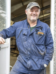 Veteran: Tom Fuglestad er for bondeveteran å rekna. Bjerkreimsbuen har drive garden i 35 år. Trivselen er på topp, og han har ingen planar om å legge inn årene med det første.