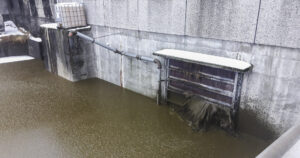 Dramatisk: Gjødsel på avvege er svært dramatisk. Det er scenar som dette Gjesdal Bondelag ønskjer å førebygga mot. Her er det ein gjødselport som ikkje har tolt presset. Foto: Tarjei Gjesdal.