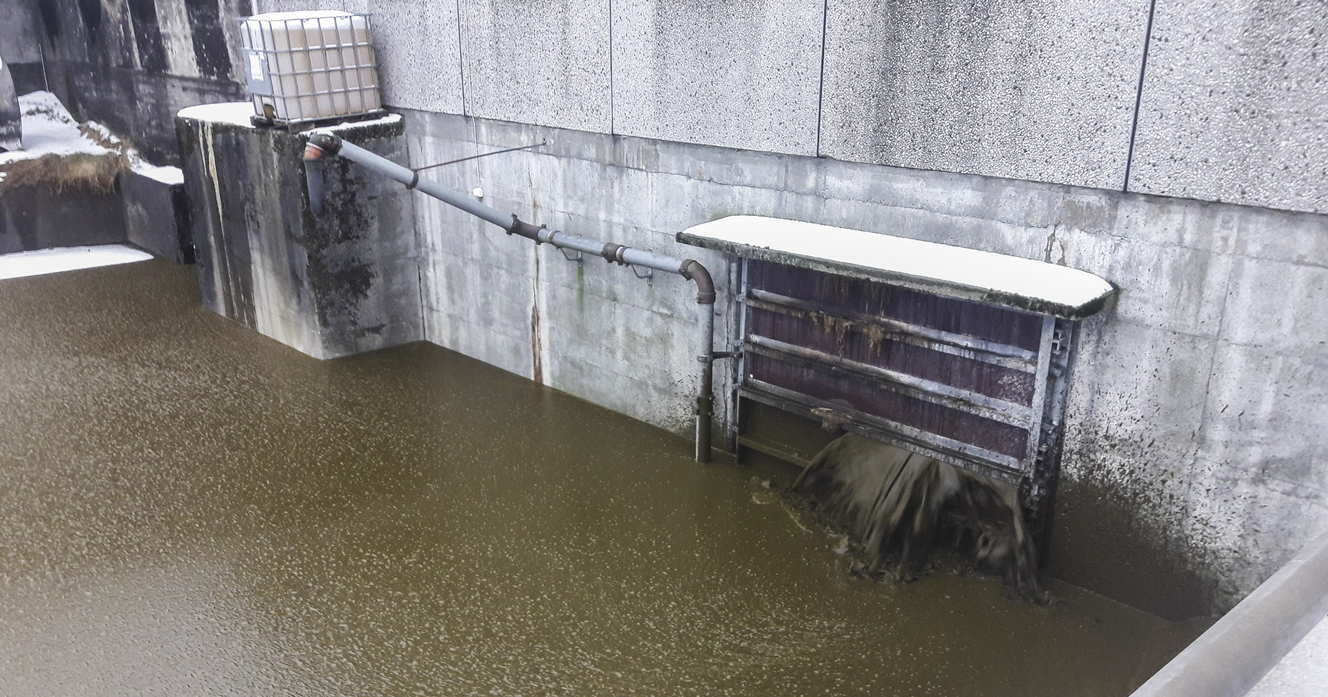 Dramatisk: Gjødsel på avvege er svært dramatisk. Det er scenar som dette Gjesdal Bondelag ønskjer å førebygga mot. Her er det ein gjødselport som ikkje har tolt presset. Foto: Tarjei Gjesdal.