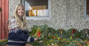 Fleire vil ha plastikk-tre, men hjå Marit Byberg på Voll dyrkar- og tilbyr dei framleis ekte juletre. Og julestemning.