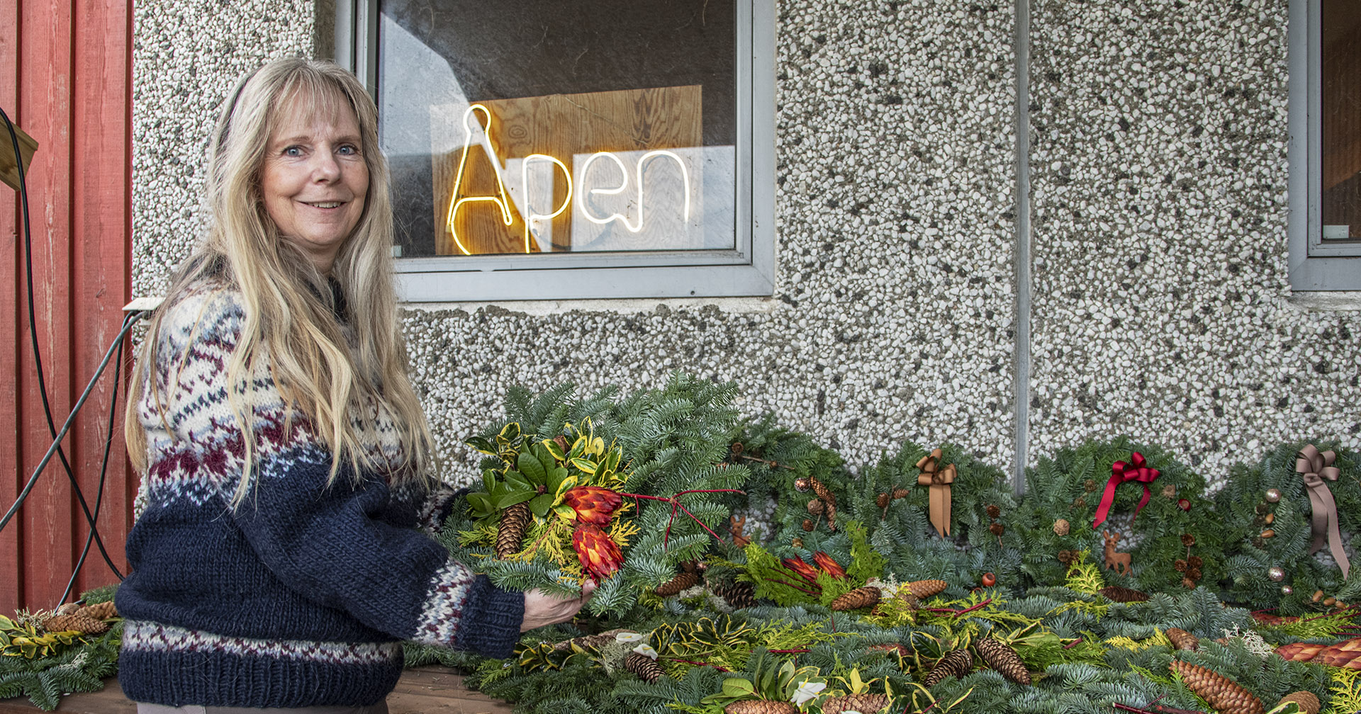 Fleire vil ha plastikk-tre, men hjå Marit Byberg på Voll dyrkar- og tilbyr dei framleis ekte juletre. Og julestemning.