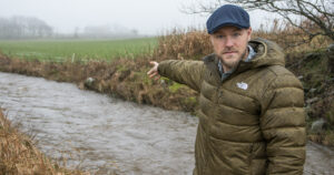 På vass-vakt: Håkon Nilsen frå Frivillige tiltak i landbruket seier at fortørking av grovfôret har minska avrenninga av silosaft til vassdraga på Jæren. Likevel observerer han stadig både uhell og tilfelle av kunnskapslaus grovfôrlagring. Foto: Sjur Håland
