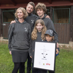 Årets lokalmatgründer: Under Dyrsku’n i Seljord vart Ødhumbla kåra til Årets lokalmatgründer. – Ei fin stadfesting av at små driftseiningar og lokal foredling har ein verdi – både økonomisk, kulturelt og samfunnsmessig, seier Jørn. Her i lag med Berit, Amund og Ragna, og syskenbarnet Isak.