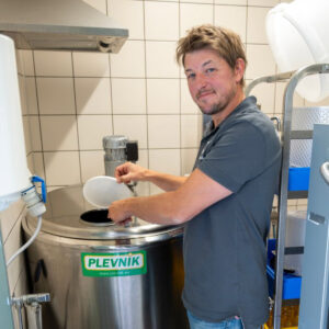 Stabil drift: I staden for nytt fjøs, høg gjeld og leigekvote, bygde dei landets minste meieri og har «utvida» mjølkekvota med å selje gardsmjølk på flaske. No vurderer dei å legge om til økologisk drift. Foto Lars Sandved Dalen, NIBIO