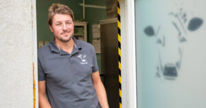 Angrar ikkje: I dag er Jørn glad for at dei la vekk planane om stort lausdriftsfjøs. Han er stolt over å produsere og selje ei råvare som kundane er villige til å betale ein meirpris for. Foto: Lars Sandved Dalen, NIBIO