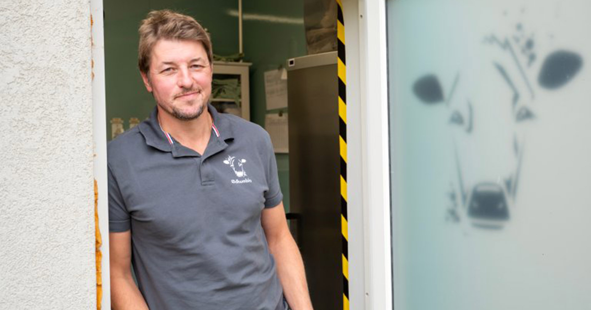 Angrar ikkje: I dag er Jørn glad for at dei la vekk planane om stort lausdriftsfjøs. Han er stolt over å produsere og selje ei råvare som kundane er villige til å betale ein meirpris for. Foto: Lars Sandved Dalen, NIBIO