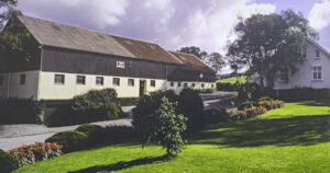 Prakttun: Frå garden på Tunheim. Åslaug og Torstein Tunheim har alltid lagt vinn på å ha det velstelt. Privat foto.