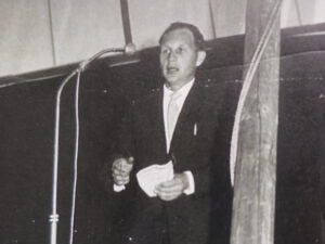 Jærfest: Jærdagen var stort og storveges på 1960-talet. Her er unge Torstein Tunheim på podiet i det store møteteteltet, i full sving med å losa publikum gjennom kvelds­underhaldninga. Privat foto.