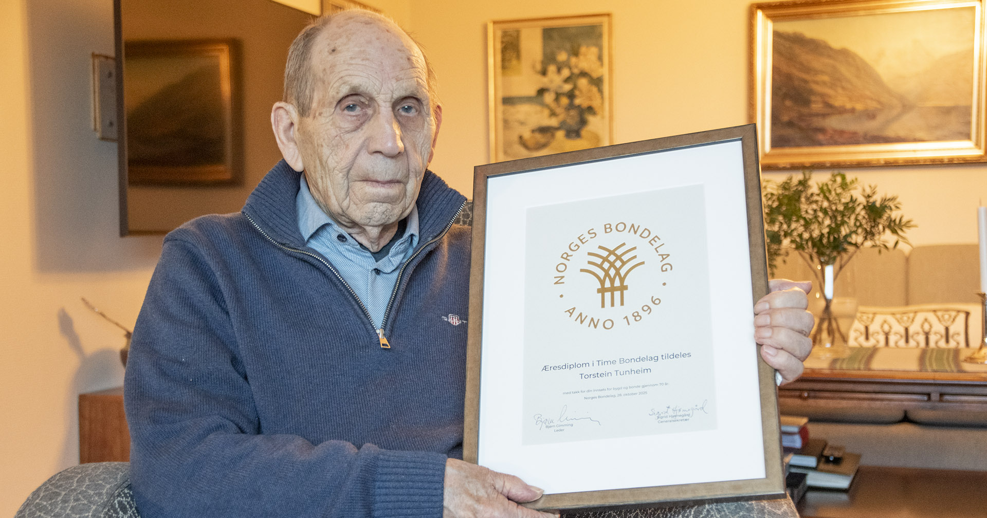 Bondelagsveteran: Torstein Tunheim har vore medlem i Time Bondelag og Norges Bondelag i 70 år. Her heime i godstolen med æresdiplomet.