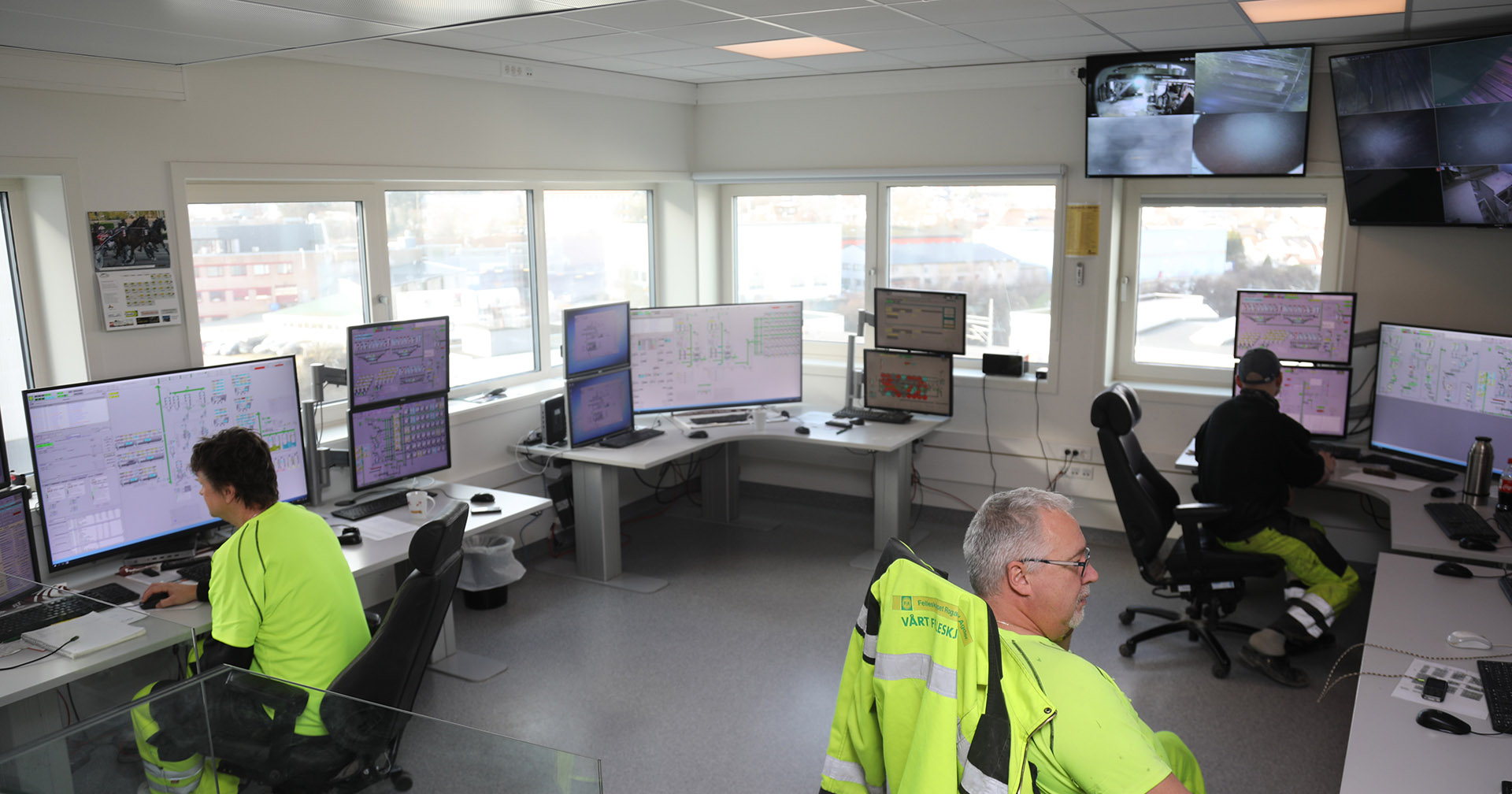 I kontrollrommet hjå FKRA på Kvalaberg blir alle prosessane i kraftfôrprosessen overvaka 24/7, året rundt. Og skjermane i rommet, så vel som industriprosessen avheng av straum, som i krisetilfelle kan falla bort. FOTO: FKRA
