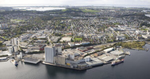 Samfunnskritiske siloar: FKRA sitt kraftfôranlegg på Kvalaberg i Hillevåg rett sør for Stavanger er eit av Europas største og mest moderne. Her lagast 20 prosent av kraftfôret i Noreg. Foto: FKRA