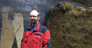 Eit steg om gongen: Olav Dugstad har valt å bruke eksisterande fjøs, men oppgradert med mjølkerobot. Dei overbygde plansiloane blir framleis nytta. – Litt tungvindt er det jo, men dei er no her, seier bonden.