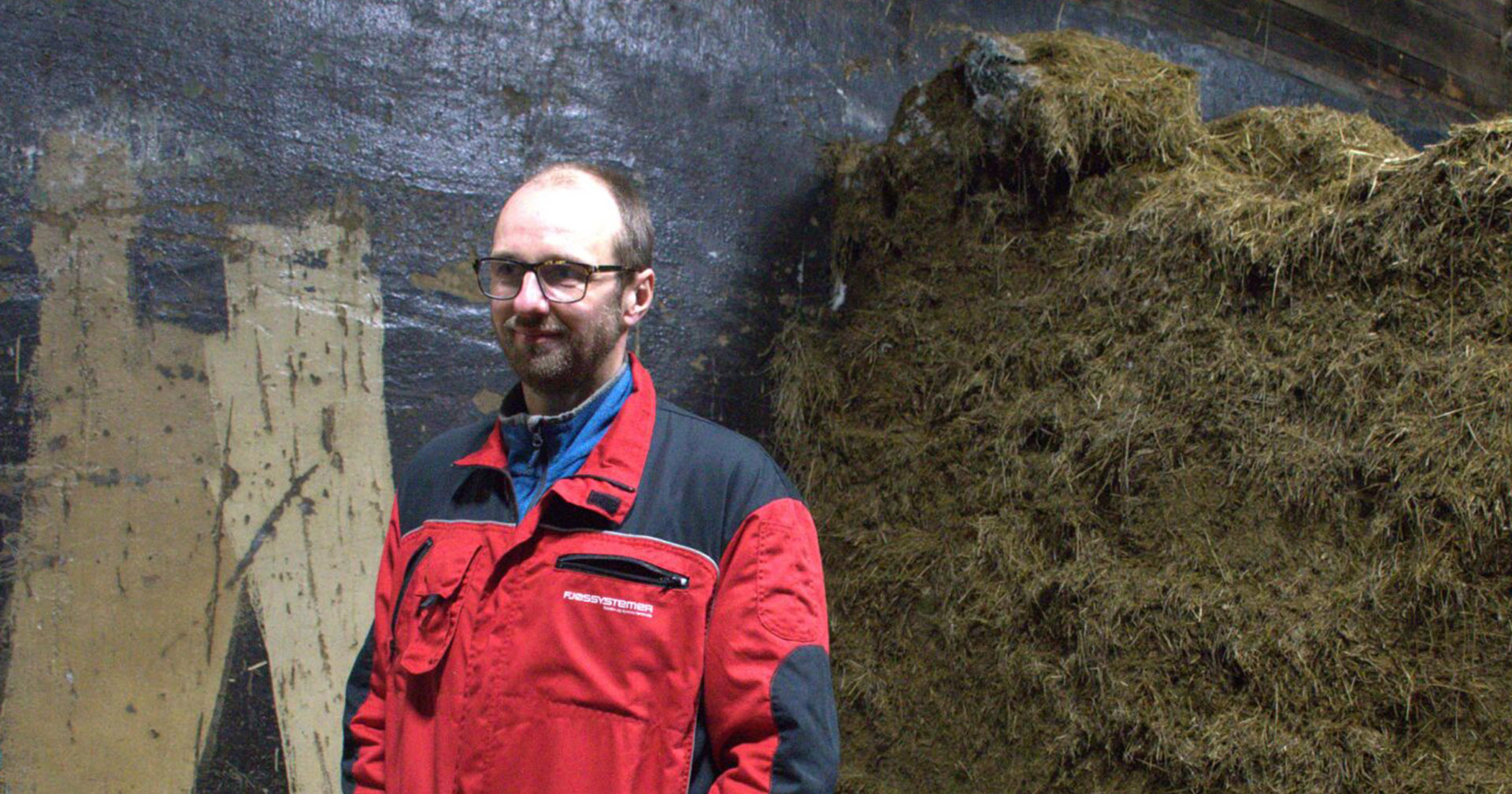 Eit steg om gongen: Olav Dugstad har valt å bruke eksisterande fjøs, men oppgradert med mjølkerobot. Dei overbygde plansiloane blir framleis nytta. – Litt tungvindt er det jo, men dei er no her, seier bonden.