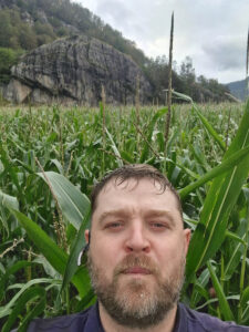 Heftige planter: Erlend Folkvord er ein vaksen kar, men i maisåkeren blir han liten. Foto: Privat.