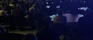 Lyset gjekk: Næringslivseliten i Rogaland vart sitjande i mørket då lyset plutseleg vart slått av under Sola-møtet måndag. Det heile eit påhitt for å illustrera ein situasjon med totalt straumbrot i Rogaland. Foto: Bothild Å. Nordsletten