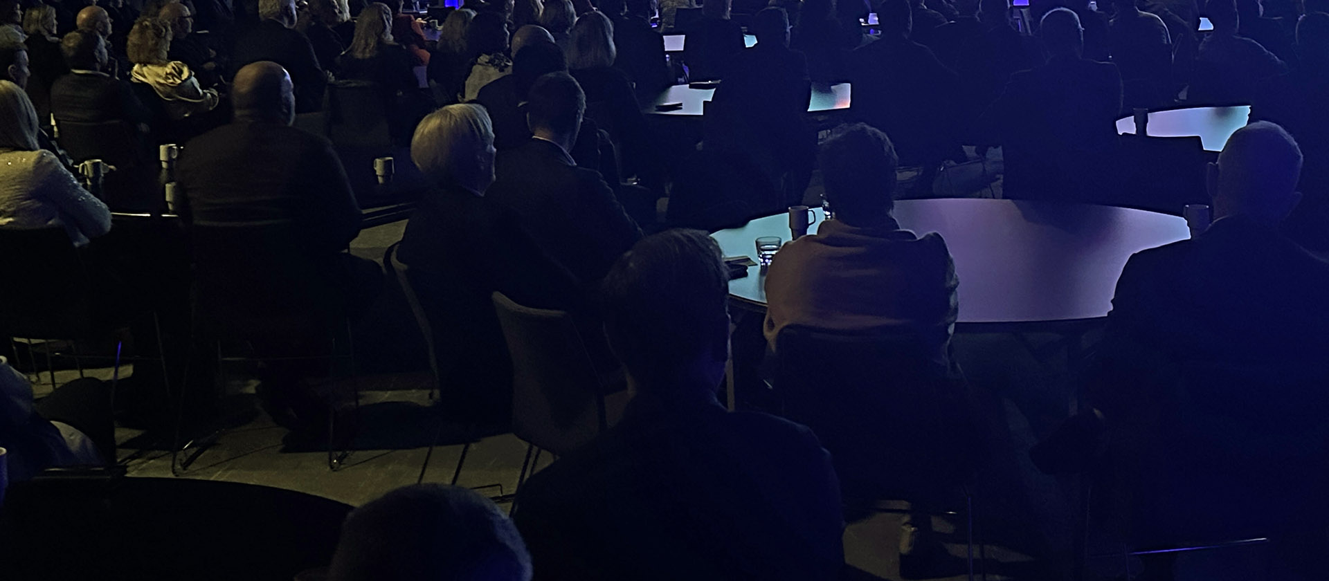 Lyset gjekk: Næringslivseliten i Rogaland vart sitjande i mørket då lyset plutseleg vart slått av under Sola-møtet måndag. Det heile eit påhitt for å illustrera ein situasjon med totalt straumbrot i Rogaland. Foto: Bothild Å. Nordsletten