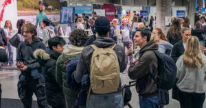 Ei framtid i landbruket? Tusenvis av ungdomar samlast til utdanningsmesse i Stavanger til veka. Landbruks- og mataktørar frå matfylket Rogaland er på plass for å fortelja dei kvifor ei utdanning og eit yrke innan mat og landbruk er både viktig og meiningsfullt. Foto: tautdanning.no