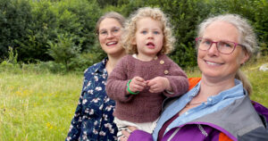 Drifta vidare: Her er Magnhild Østraatt saman med barnebarnet Anna og dottera Kathrine Ø. Hallanger, som skal overta drifta av garden. Foto: Åshild S. Ljones