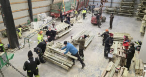 Varmar opp: 40 unge jærbuar snekra heile 150 benkar denne helga. Slik får 3000 bygdeungdom benka seg når dei samlast til landsstemne i Noregs bygdeungdomslag på Øksnevad vgs i sommar. Foto: Privat