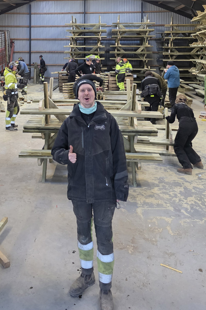 Teknisk sjef: Gunnar Tunheim opna maskinhuset sitt på Klepp og laga ei heil produksjonslinje for produksjon av landsstemne-benkar.