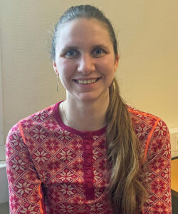 HMS rådgjevar: Britt Lilly Hylland er mjølke­- bonde og HMS rådgjevar i NLR region Vest. Foto: Privat.