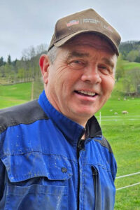 Stanga ned: Kjetil Skjervheim vart stanga ned av framande kyr. I ettertid seier han at han aldri skulle hatt hunden med. Og så skulle han i det minste hatt ein pinne å forsvare seg med. Foto: Privat